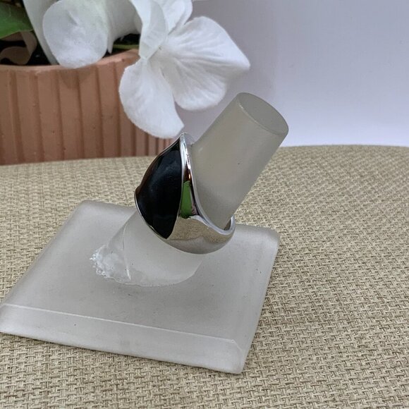 Lia Sophia "Askew" Black Enamel Swish Silver Tone Ring Size 6 1/2 - Picture 5 of 7